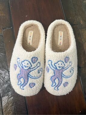Roller Rabbit Kids Cream Slippers with Blue-Outlined Purple Monkey